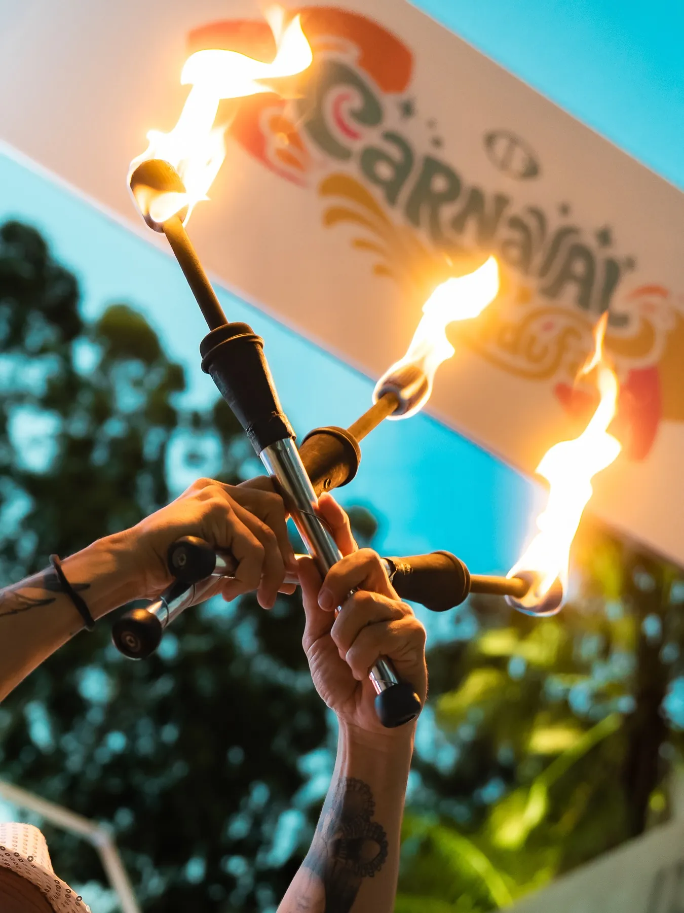 Antorchas encendidas en el Carnaval Indufar