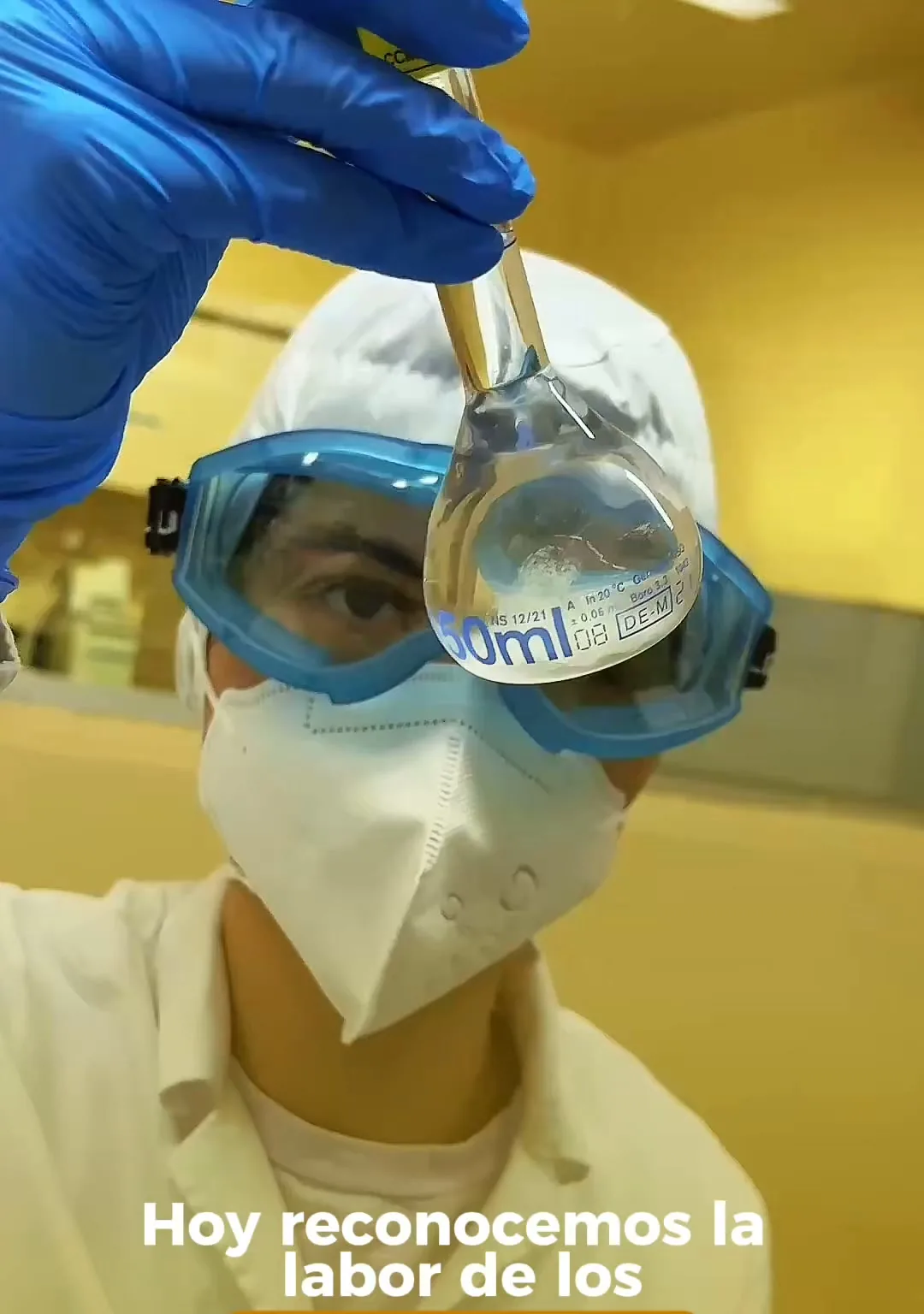 Biotecnólogo con gafas de protección observando una muestra