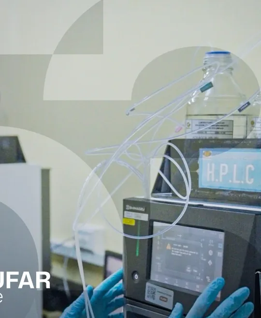 Analista operando un equipo de HPLC en el laboratorio de control de calidad