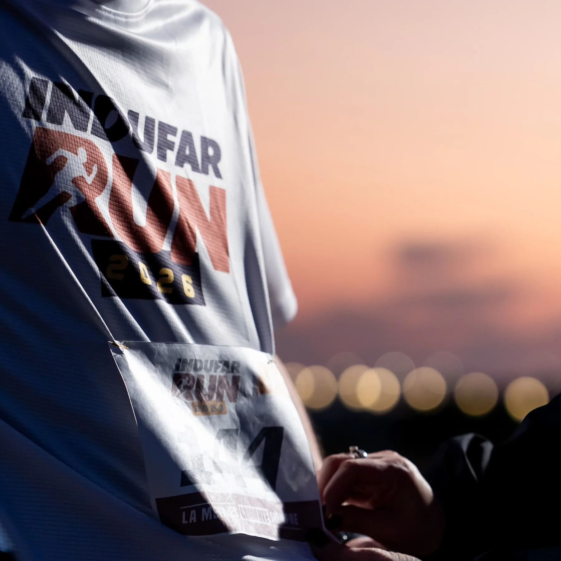 Corredor con la remera de Indufar Run al atardecer